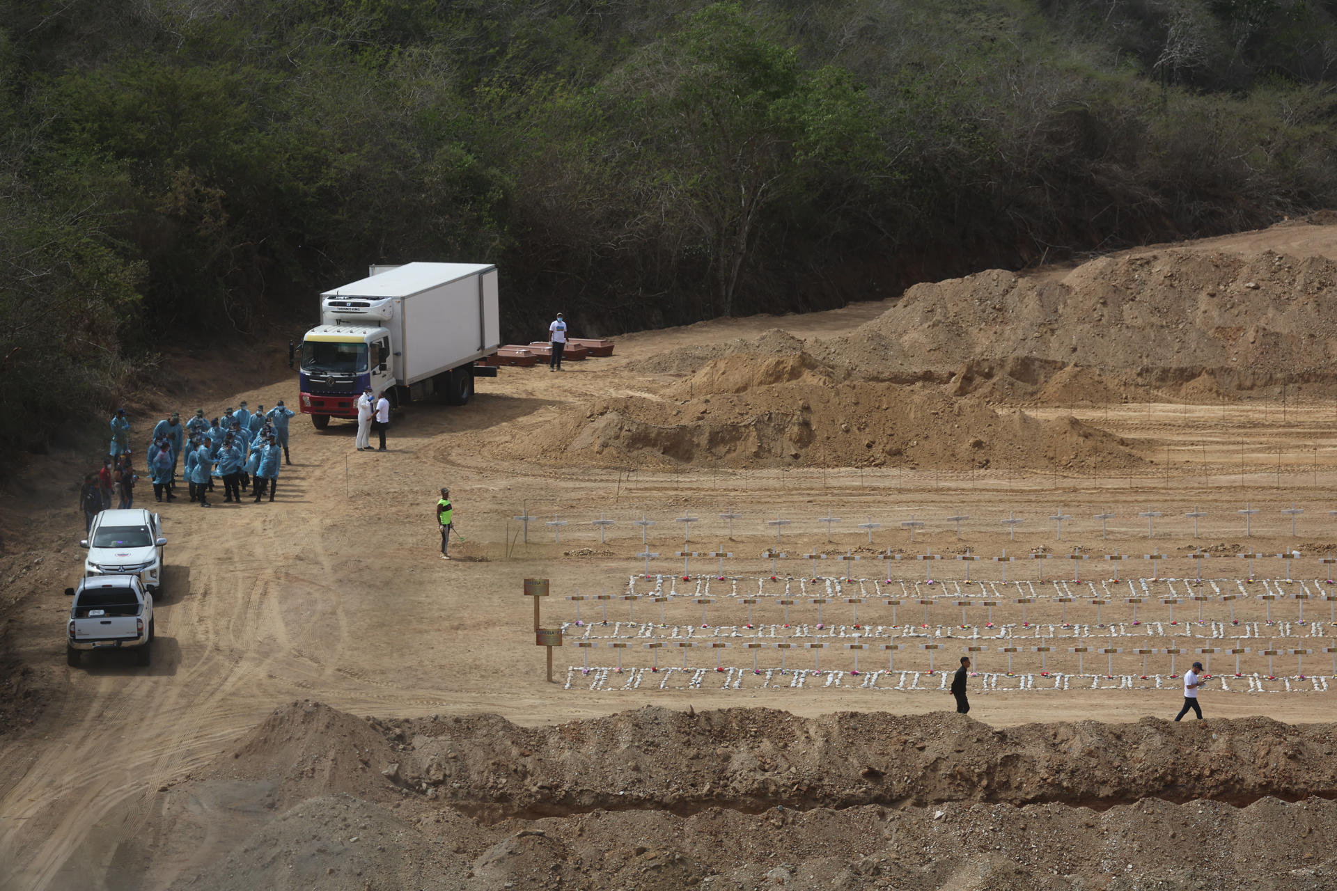 Funcionarios gubernamentales asisten al cementerio municipal la Esperanza este viernes, en Parroquia Carayaca, en La Guaira (Venezuela). EFE/ Miguel Gutiérrez
