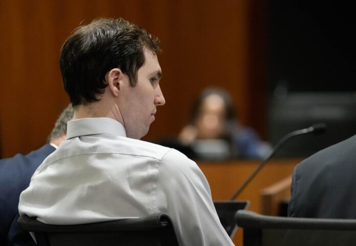 Fotografía de archivo, tomada el pasado 12 de junio, en la que se captó a Tyler Robinson (2-i), acusado del homicidio del activista conservador Charlie Kirk, durante una audiencia prelimintar del caso, en el Cuarto Tribunal del Distrito de Provo (Utah, EE.UU.). EFE/Francisco Kjolseth/Pool
