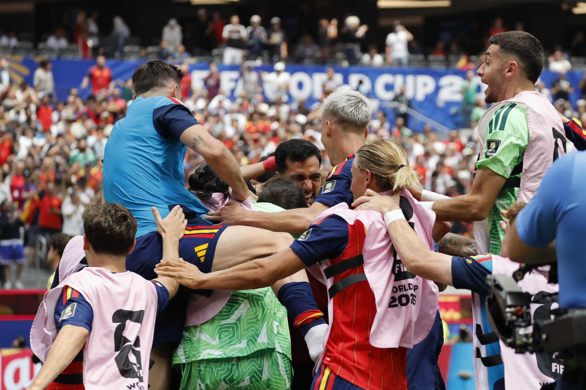 Jugadores de España celebran un gol este viernes, en un partido de cuartos de final del Mundial de la FIFA 2026 entre España y Bélgica en el estadio SoFi en Los Ángeles (Estados Unidos). EFE/ Lavandeira Jr
