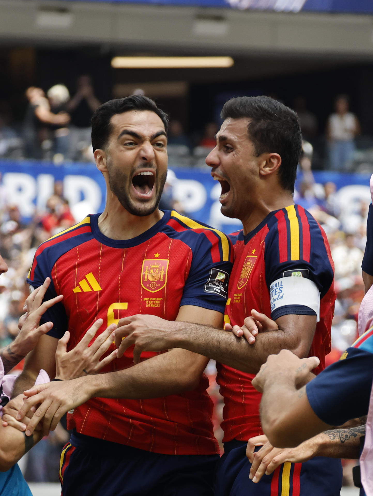 Mikel Merino (i) de España celebra un gol este viernes, en un partido de cuartos de final del Mundial de la FIFA 2026 entre España y Bélgica en el estadio SoFi en Los Ángeles (Estados Unidos). EFE/ Lavandeira Jr