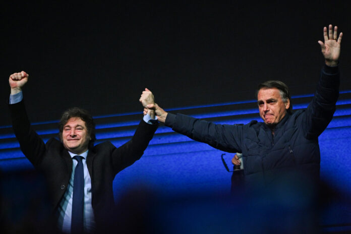 Fotografía de archivo, tomada el 7 de julio de 2024, en la que se captó al presidente de Argentina, Javier Milei (i), junto al expresidente de Brasil, Jair Bolsonaro (2019-2022), durante una conferencia conservadora, en Balneário Camboriú, estado de Santa Catarina (Brasil). EFE/André Borges
