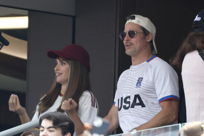 La actriz española Penélope Cruz (i) y el actor estadounidense Brad Pitt reaccionan este viernes, en un partido de cuartos de final del Mundial de la FIFA 2026 entre España y Bélgica en el estadio SoFi en Los Ángeles (Estados Unidos). EFE/ Lavandeira Jr
