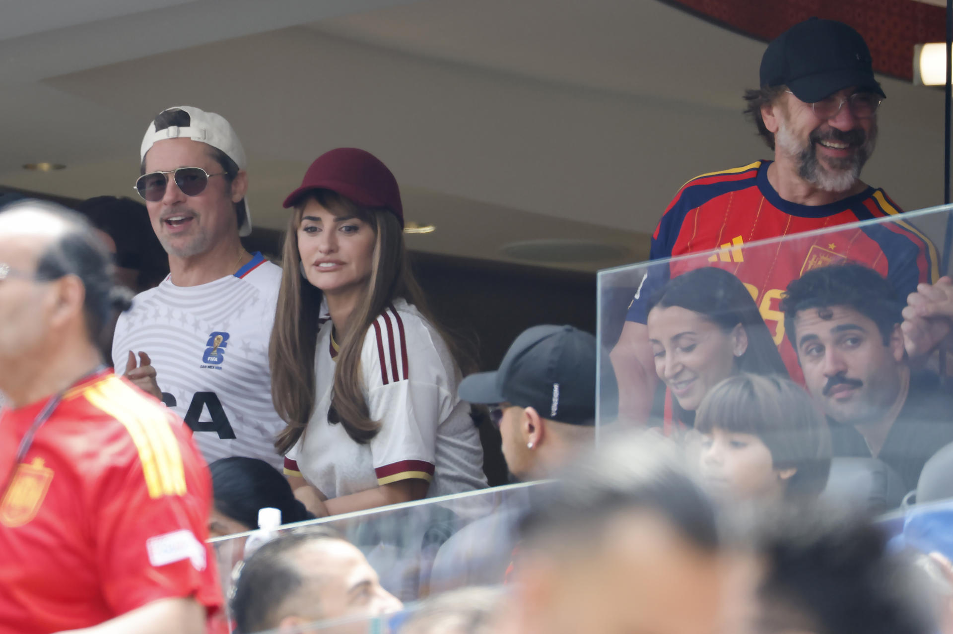 El actor estadounidense Brad Pitt (i), la actriz española Penélope Cruz (2-i) y el actor español Javier Bardem (d) asisten este viernes, a un partido de cuartos de final del Mundial de la FIFA 2026 entre España y Bélgica en el estadio SoFi en Los Ángeles (Estados Unidos). EFE/ Lavandeira Jr
