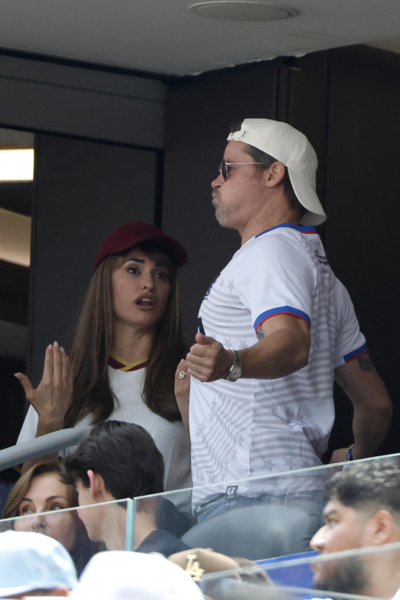 La actriz española Penélope Cruz (i) habla con el actor estadounidense Brad Pitt este viernes, en un partido de cuartos de final del Mundial de la FIFA 2026 entre España y Bélgica en el estadio SoFi en Los Ángeles (Estados Unidos). EFE/ Lavandeira Jr
