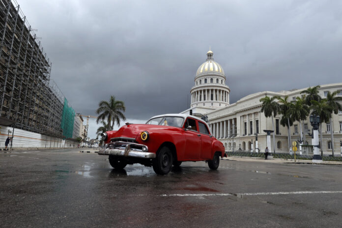 Vista general de un vehículo antiguo al cruzar por el centro histórico de La Habana (Cuba). El Sistema Eléctrico Nacional cubano registró este viernes una nueva desconexión total, la segunda en esta semana y la cuarta en 2026. EFE/Ernesto Mastrascusa
