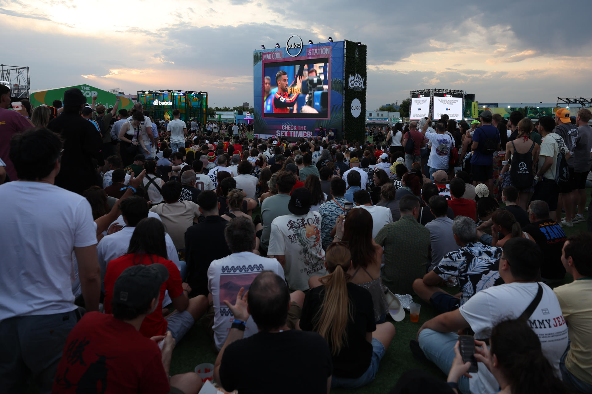 Numerosas personas siguen desde una pantalla del partido del Mundial 2026 entre España y Bélgica, este viernes en las instalaciones del Mad Cool Festival, en Madrid. EFE/ Kiko Huesca