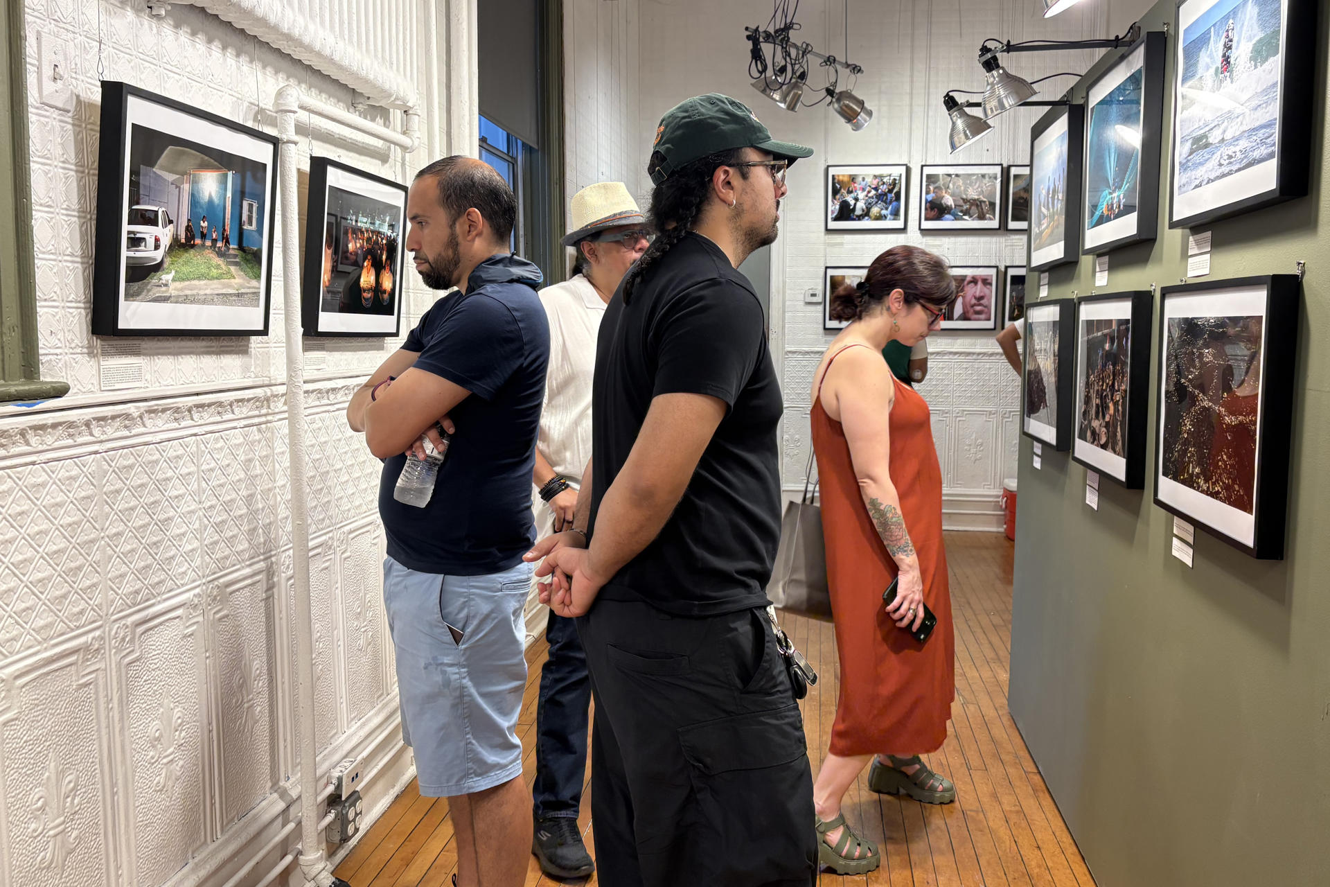 Personas asisten a la inauguración de la novena edición del Latin American Foto Festival, donde fotógrafos de diez países de Latinoamérica muestran en el Bronx Documentary Center trabajos que cuentan impactantes historias de negligencia ambiental, repercusiones de la violencia, transformación política, migración, memoria y lucha comunitaria, este jueves en Nueva York (Estados Unidos). EFE/ Ruth E. Hernández