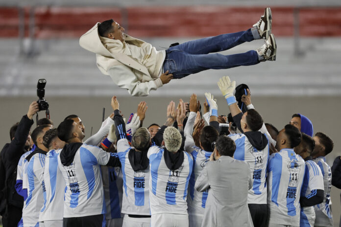 Fotografía hecha el 5 de septiembre de 2024 en Buenos Aires durante un homenaje tributado por los jugadores de la selección argentina a Ángel di María, quien renunció a la Albiceleste a mediados de ese año tras conquistar la Copa América de ese año en Miami. EFE/ Juan Ignacio Roncoroni
