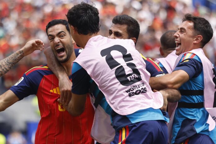 Mikel Merino (i), autor del gol del triunfo de España por 2-1 ante Bélgica, que le dio el pase a su equipo a la semifinal del Mundial 2026 en Los Angeles. EFE/EPA/CHRISTOPHER TORRES
