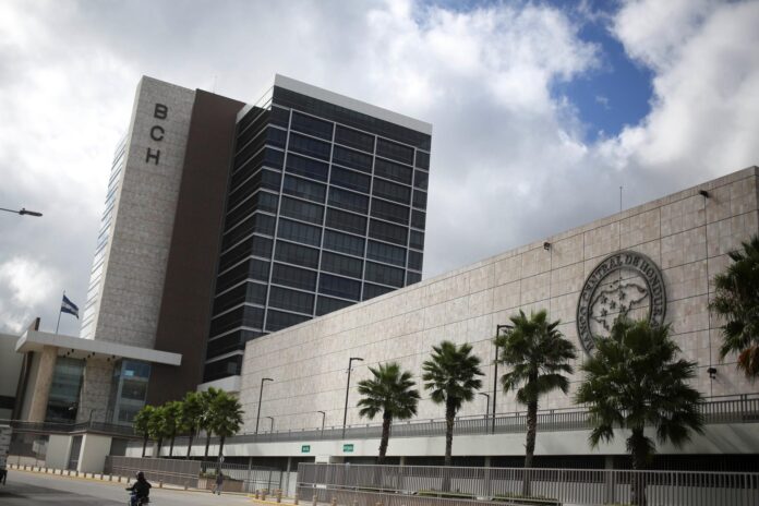 Fotografía de archivo en la que se captó una vista general de la sede del Banco Central de Honduras, en Tegucigalpa (Honduras). EFE/Gustavo Amador
