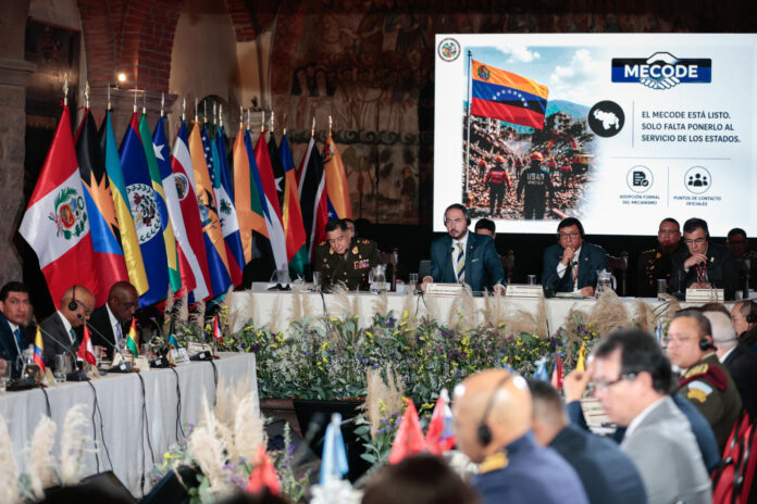 Fotografía cedida por el Ministerio de Defensa de Perú de su titular, Amadeo Flores (c), hablando durante la XVII Conferencia de Ministros de Defensa de las Américas en Cusco (Perú). EFE/ Ministerio de Defensa de Perú
