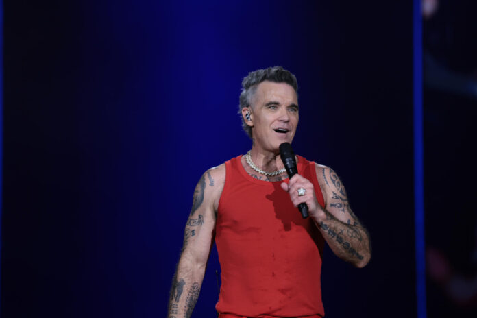 El cantante y compositor británico Robbie Williams, durante el concierto ofrecido en el Bilbao BBK Festival. EFE/Luis Tejido

