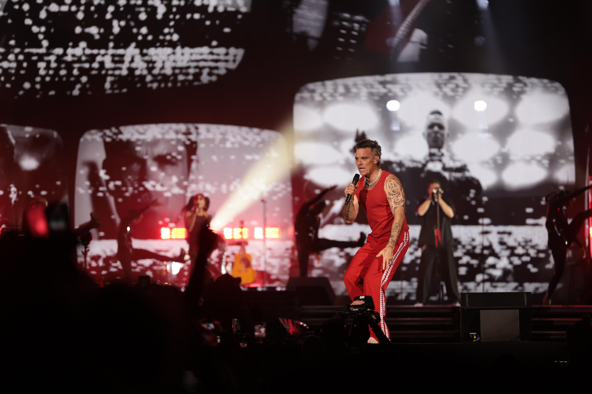 El cantante y compositor británico Robbie Williams, durante el concierto ofrecido en el Bilbao BBK Festival. EFE/Luis Tejido
