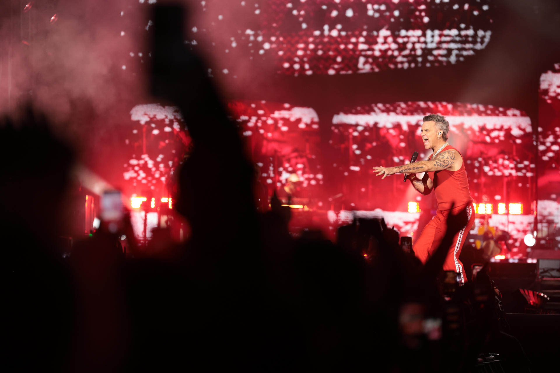 El cantante y compositor británico Robbie Williams, durante el concierto ofrecido en el Bilbao BBK Festival. EFE/Luis Tejido
