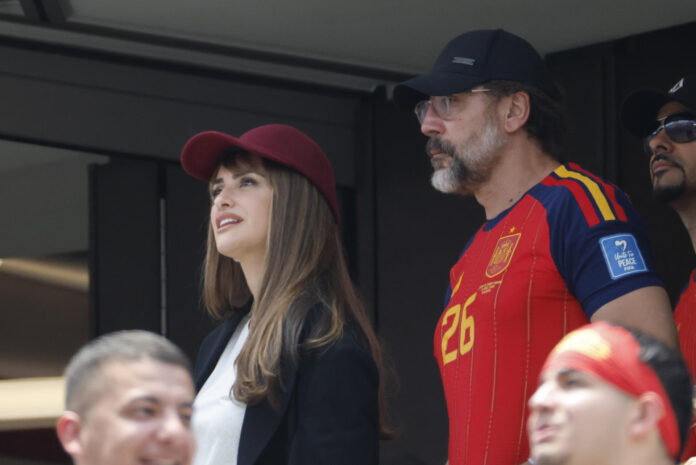 La actriz española Penélope Cruz (i) y el actor español Javier Bardem asisten este viernes, a un partido de cuartos de final del Mundial de la FIFA 2026 entre España y Bélgica en el estadio SoFi en Los Ángeles (Estados Unidos). EFE/ Lavandeira Jr
