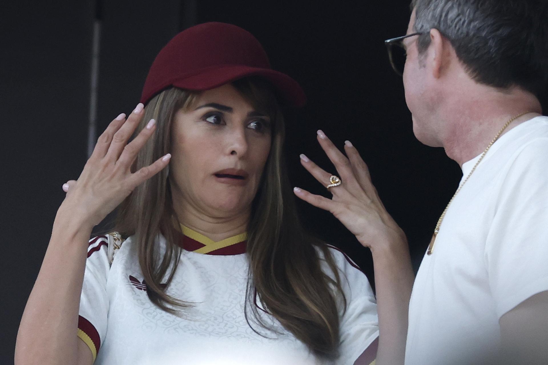 La actriz española Penélope Cruz (i) asiste a un partido de cuartos de final del Mundial de la FIFA 2026 entre España y Bélgica en el estadio SoFi en Los Ángeles (Estados Unidos). EFE/ Lavandeira JrEFE/EPA/CHRISTOPHER TORRES
