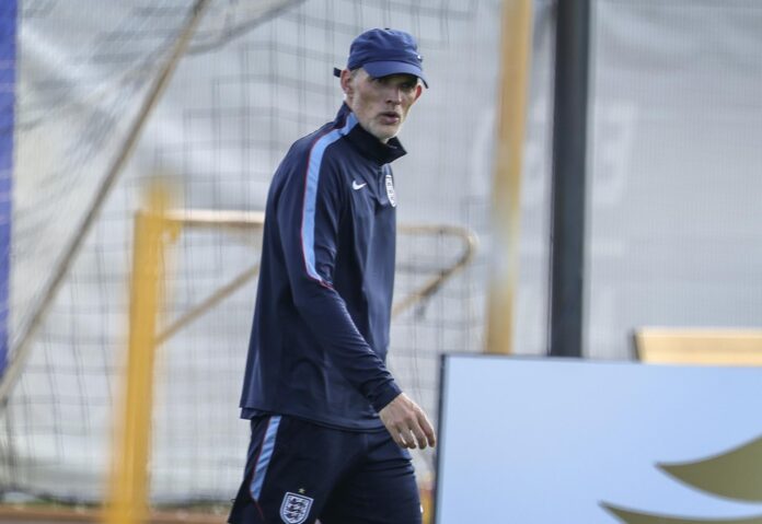 El seleccionador de Inglaterra, Thomas Tuchel, afirmó este viernes en Miami que no han recibido explicaciones de la FIFA sobre la razón por la que el central Jarell Quansah fue suspendido con dos partidos por la tarjeta roja que recibió en el partido de octavos de final contra México. EFE/EPA/CRISTOBAL HERRERA-ULASHKEVICH
