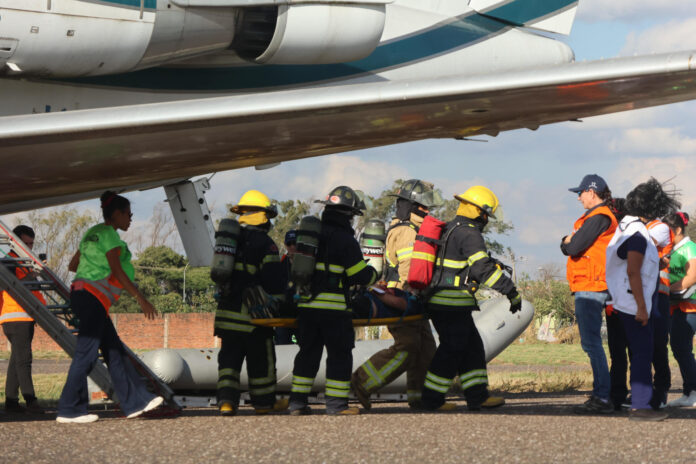Bomberos participan en un simulacro de accidente aéreo este viernes, en Santa Cruz (Bolivia). EFE/ Juan Carlos Torrejón
