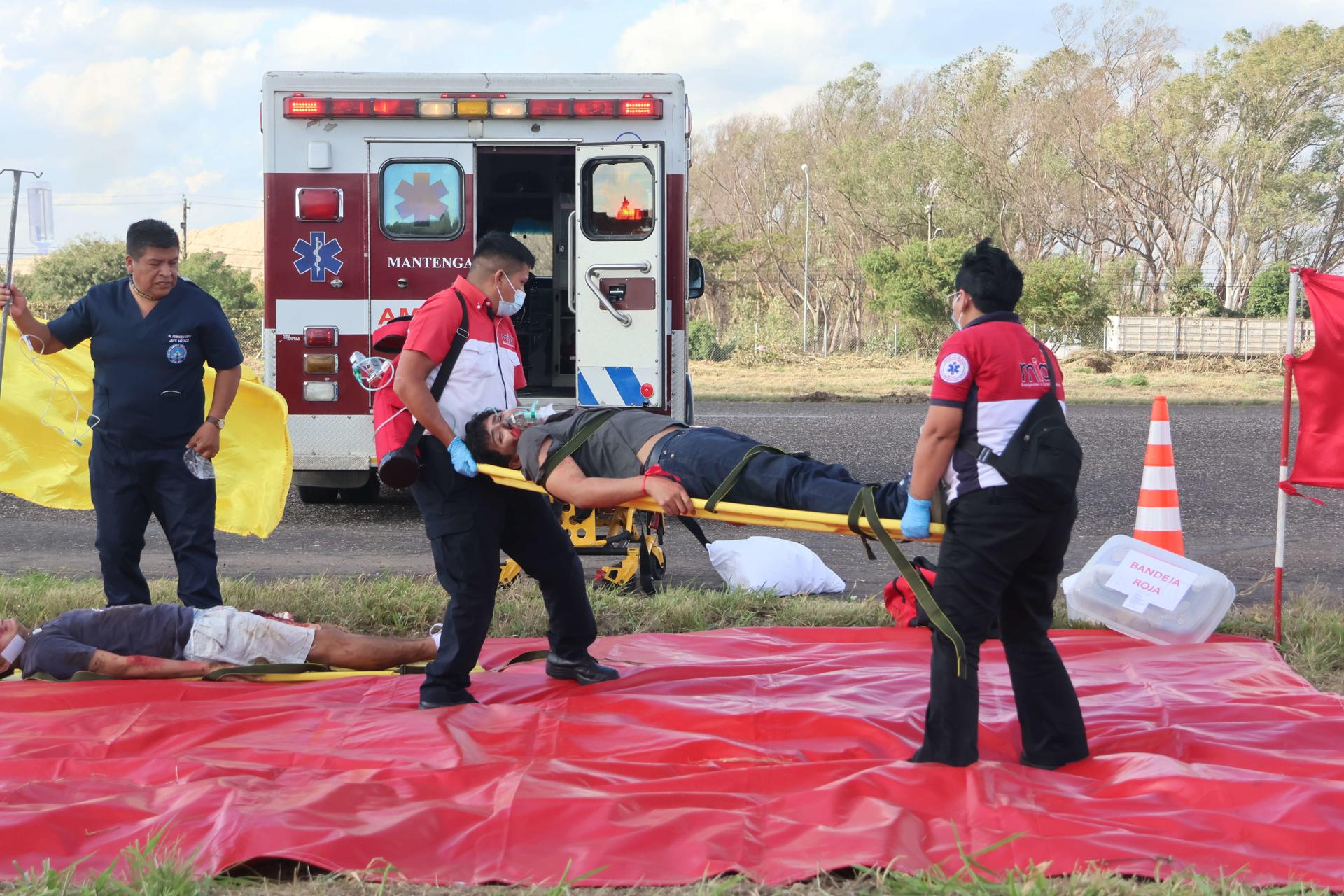 Integrantes de Centro Médico Aeronáutico y de la Empresa de Servicios de Ambulancia (MIA) participan en un simulacro de accidente aéreo este viernes, en Santa Cruz (Bolivia). EFE/ Juan Carlos Torrejón

