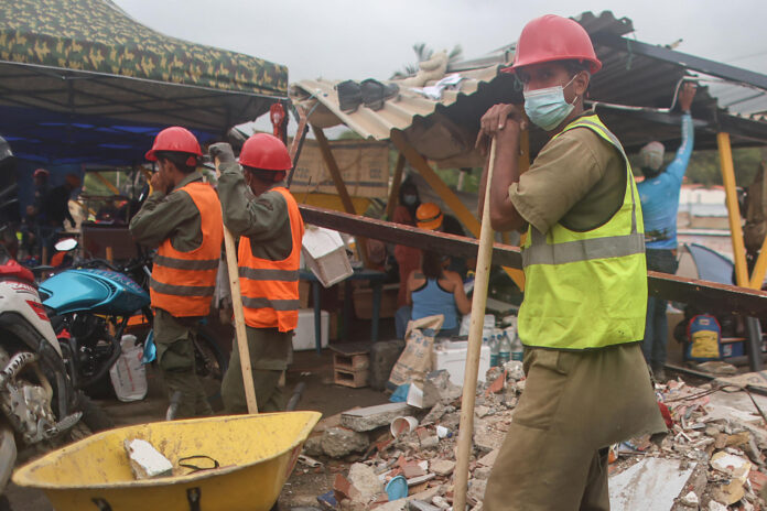 Voluntarios realizan labores de búsqueda y rescate de Fabio, un niño de 9 años atrapado bajo los escombros en Residencias Tahití este viernes, en Caraballeda (Venezuela). EFE/ Miguel Gutiérrez

