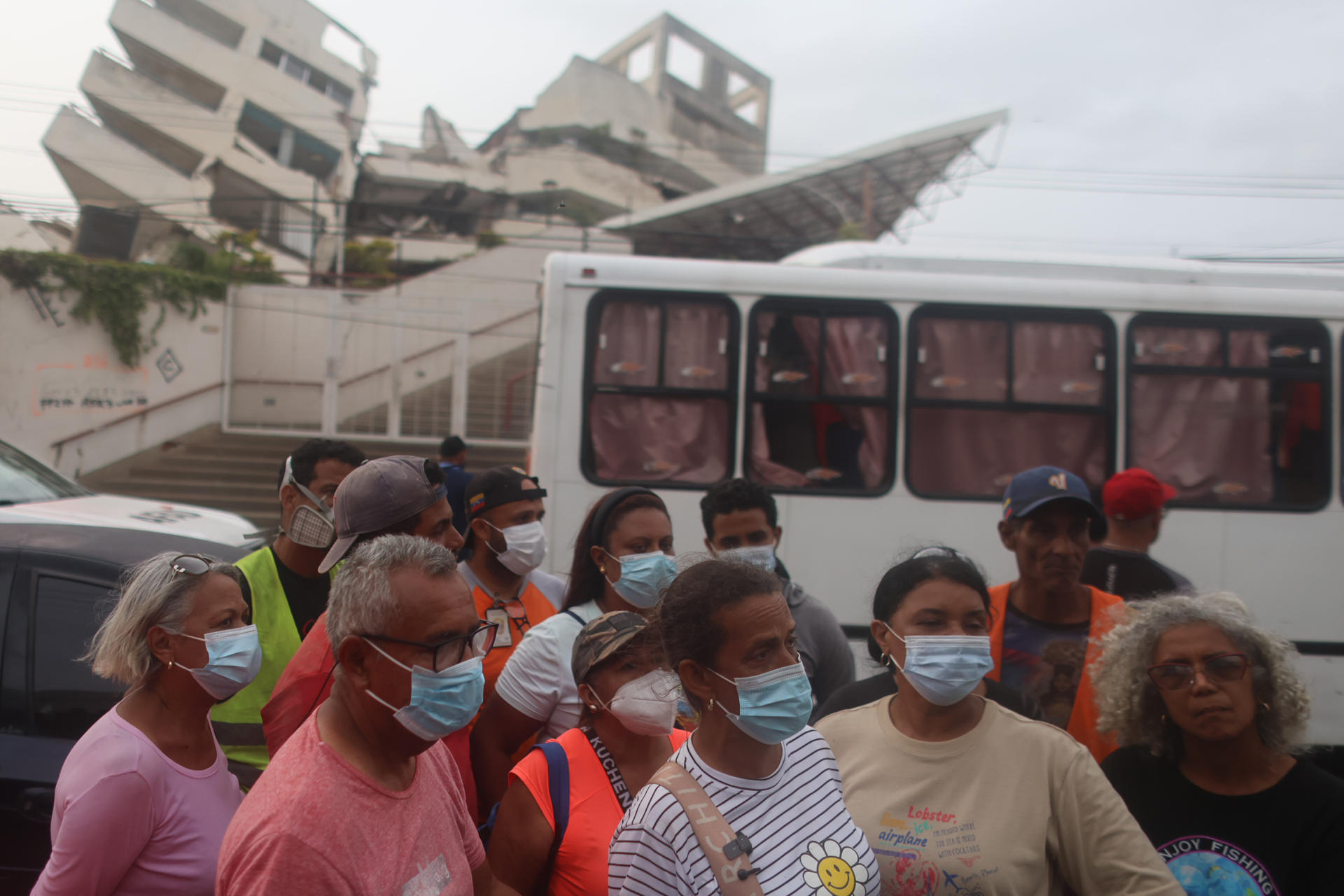 Personas reaccionan durante las labores de búsqueda y rescate de Fabio, un niño de 9 años atrapado bajo los escombros en Residencias Tahití este viernes, en Caraballeda (Venezuela). EFE/ Miguel Gutiérrez
