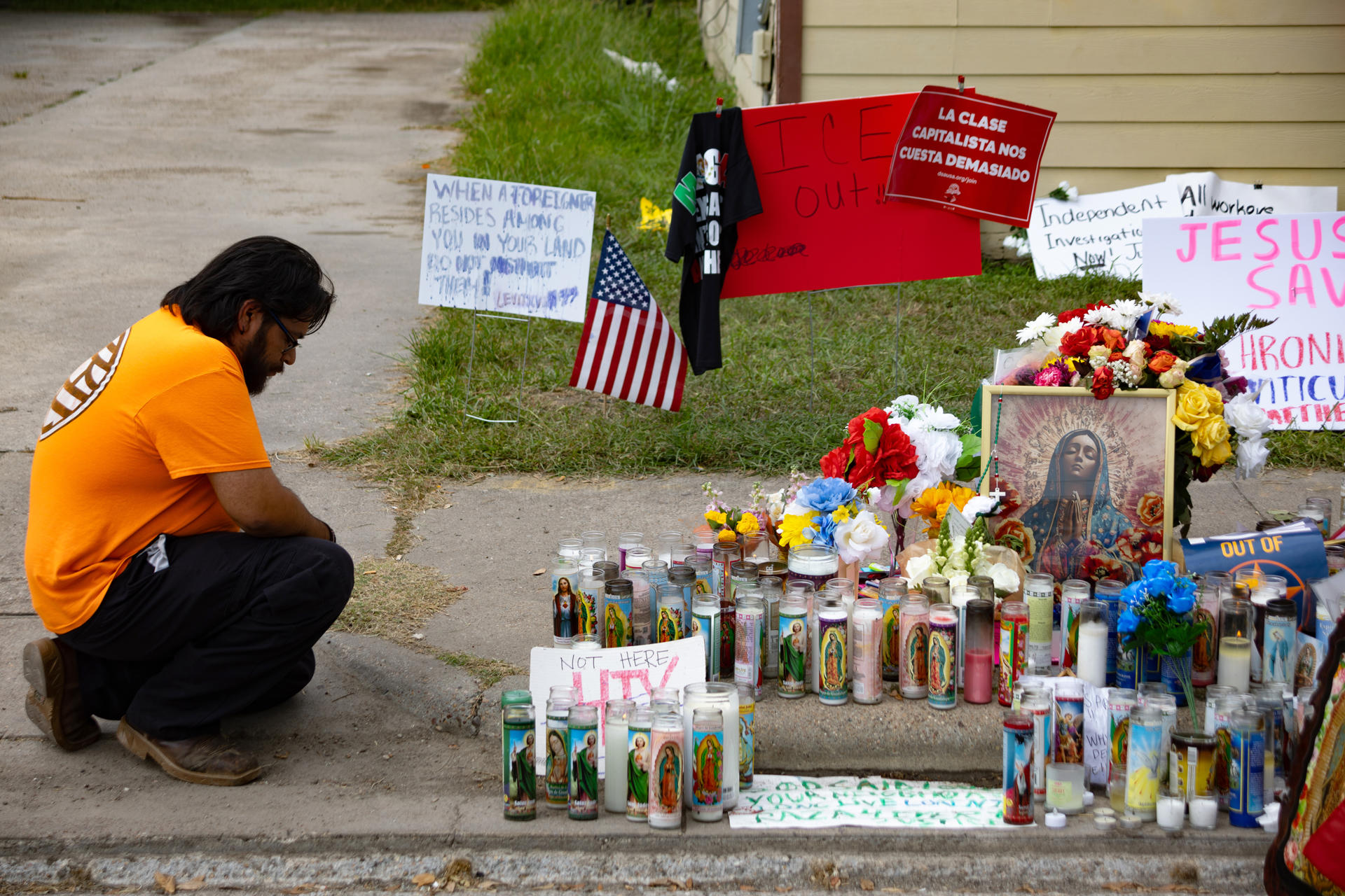 Un hombre reza frente al altar en honor al migrante mexicano Lorenzo Salgado este viernes, en el sitio donde fue asesinado en Houston (EE.UU.). EFE/ Carlos Ramírez
