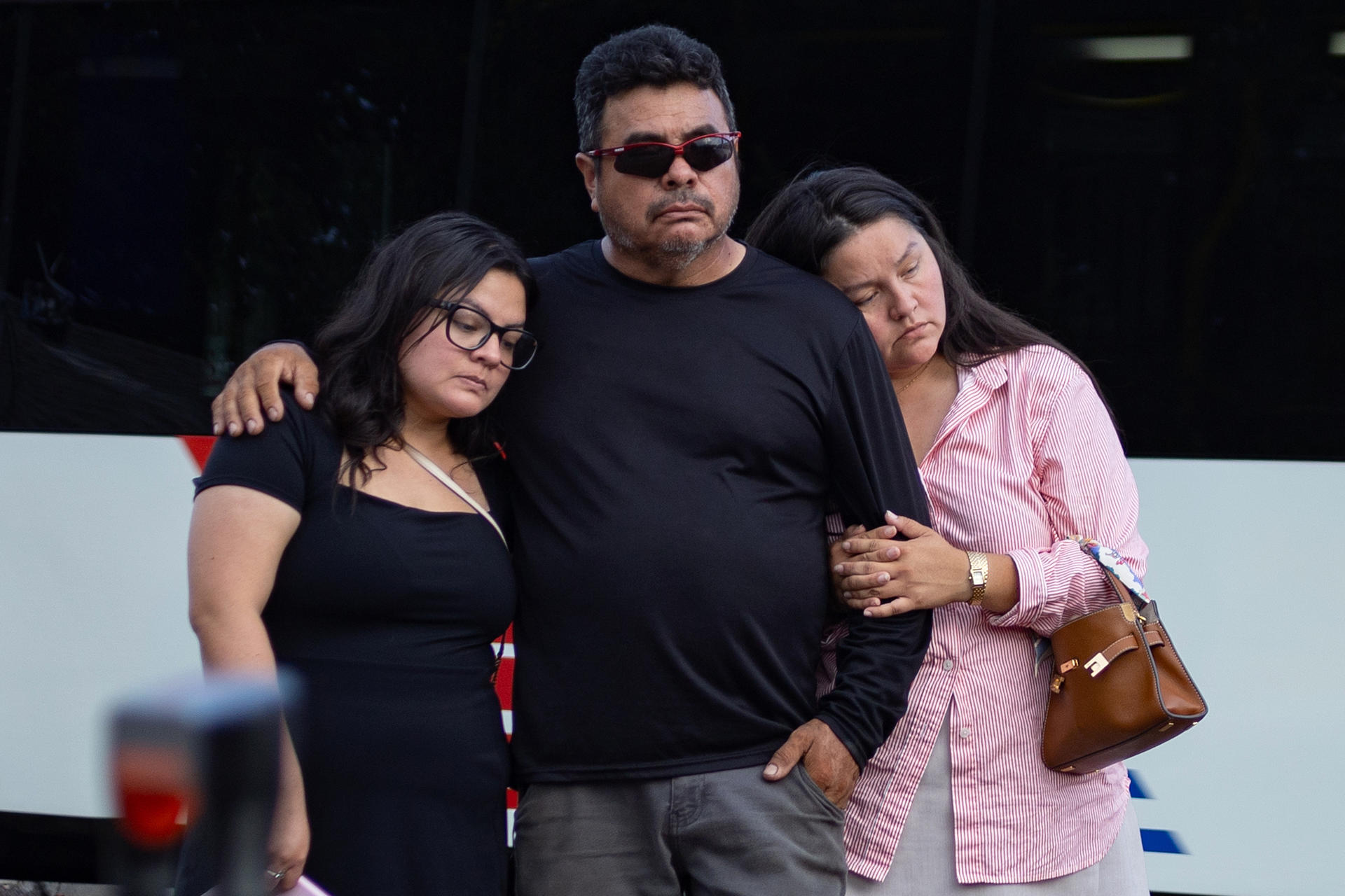Familiares del migrante mexicano Lorenzo Salgado visitan el altar en su honor este viernes, en el sitio donde fue asesinado en Houston (EE.UU.). EFE/ Carlos Ramírez
