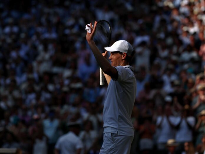 El tenista italiano Jannik Sinner agradece a los aficionados tras vencer al serbio Novak Djokovic por las semifinales del Grand Slam de Wimbledon en Londres (Reino Unido). EFE/EPA/NEIL HALL
