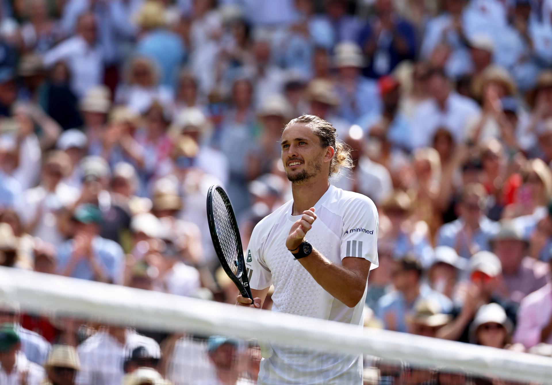 El tenista alemán Alexander Zverev celebra su victoria en la semifinal de individuales masculinos contra Arthur Fery, de Gran Bretaña, en el Campeonato de Wimbledon en Londres, Reino Unido. EFE/EPA/NEIL HALL
