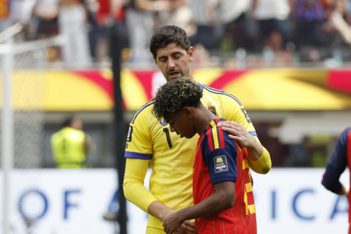 Lamine Yamal (c) de España saluda a Thibaut Courtois (atrás) de Bélgica al finalizar un partido de cuartos de final del Mundial de la FIFA 2026 entre España y Bélgica en el estadio SoFi en Los Ángeles (Estados Unidos). EFE/ Lavandeira Jr
