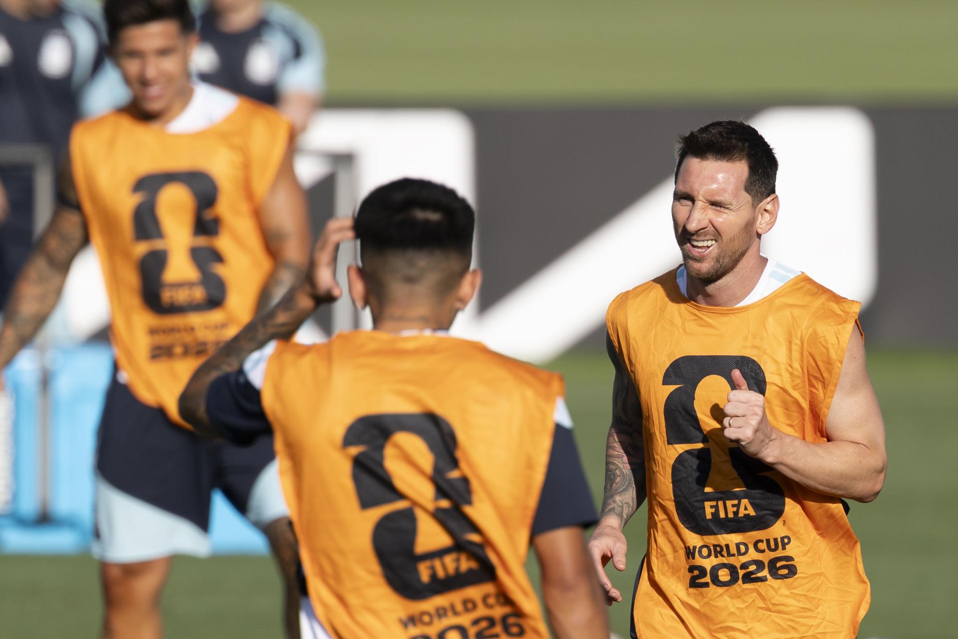Lionel Messi (derecha) y sus compañeros durante una sesión de entrenamiento de Argentina antes del partido de cuartos de final de la Copa Mundial de la FIFA 2026 contra Suiza en Kansas City, EE.UU. EFE/EPA/PETER KLAUNZER USO EDITORIAL EXCLUSIVO