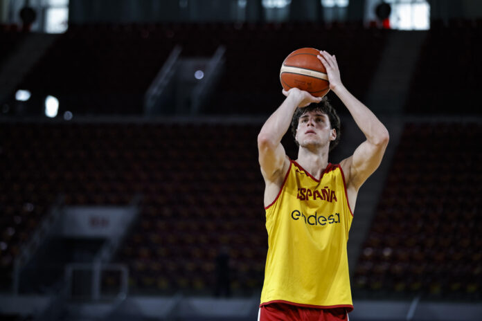 El malagueño Mario Saint-Supéry, nuevo jugador del Valencia Basket. EFE/Marcos Villaoslada
