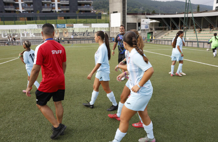 Las chicas del CF Tramontana, el primer equipo federado integrado por mujeres gitanas de España, han participado por primera vez en la Donosti Cup, la competición internacional de fútbol base que se celebra en San Sebastián, y han demostrado que para ellas este club es mucho más que un deporte, es una forma de romper estereotipos. En la imagen el fundador y presidente del club, Toni Porto (c, detrás), y el entrenador del grupo antes de comenzar un partido. EFE/Juan Herrero.
