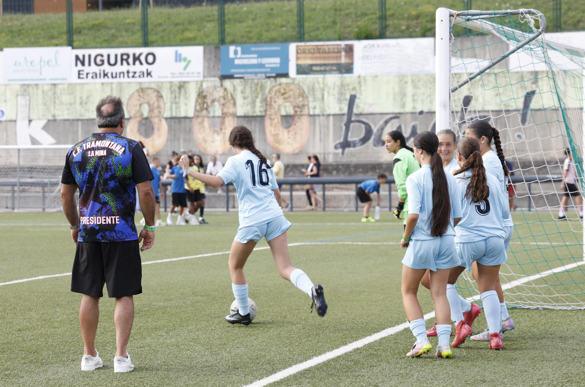 Las chicas del CF Tramontana, el primer equipo federado integrado por mujeres gitanas de España, han participado por primera vez en la Donosti Cup, la competición internacional de fútbol base que se celebra en San Sebastián, y han demostrado que para ellas este club es mucho más que un deporte, es una forma de romper estereotipos. En la imagen el fundador y presidente del club, Toni Porto (i), da instrucciones a las jugadoras antes de comenzar un partido. EFE/Juan Herrero.
