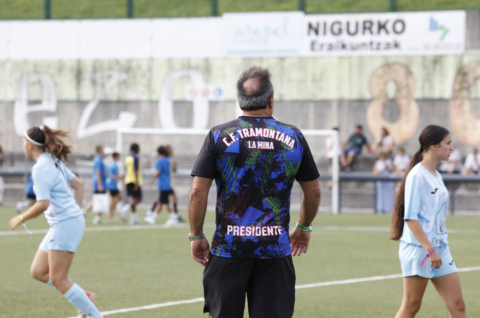 Las chicas del CF Tramontana, el primer equipo federado integrado por mujeres gitanas de España, han participado por primera vez en la Donosti Cup, la competición internacional de fútbol base que se celebra en San Sebastián, y han demostrado que para ellas este club es mucho más que un deporte, es una forma de romper estereotipos. En la imagen el fundador y presidente del club, Toni Porto (c), da instrucciones a las chicas antes de comenzar un partido. EFE/Juan Herrero.
