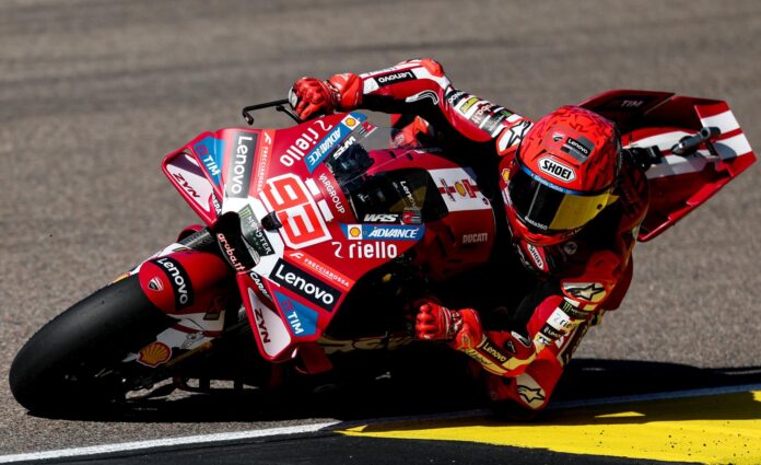 El español Marc Márquez, piloto de Ducati Lenovo Team, en acción durante la clasificación del Gran Premio de Motociclismo de Alemania en el circuito de carreras de Sachsenring, en Hohenstein-Ernstthal, Alemania.EFE/EPA/FILIP SINGER
