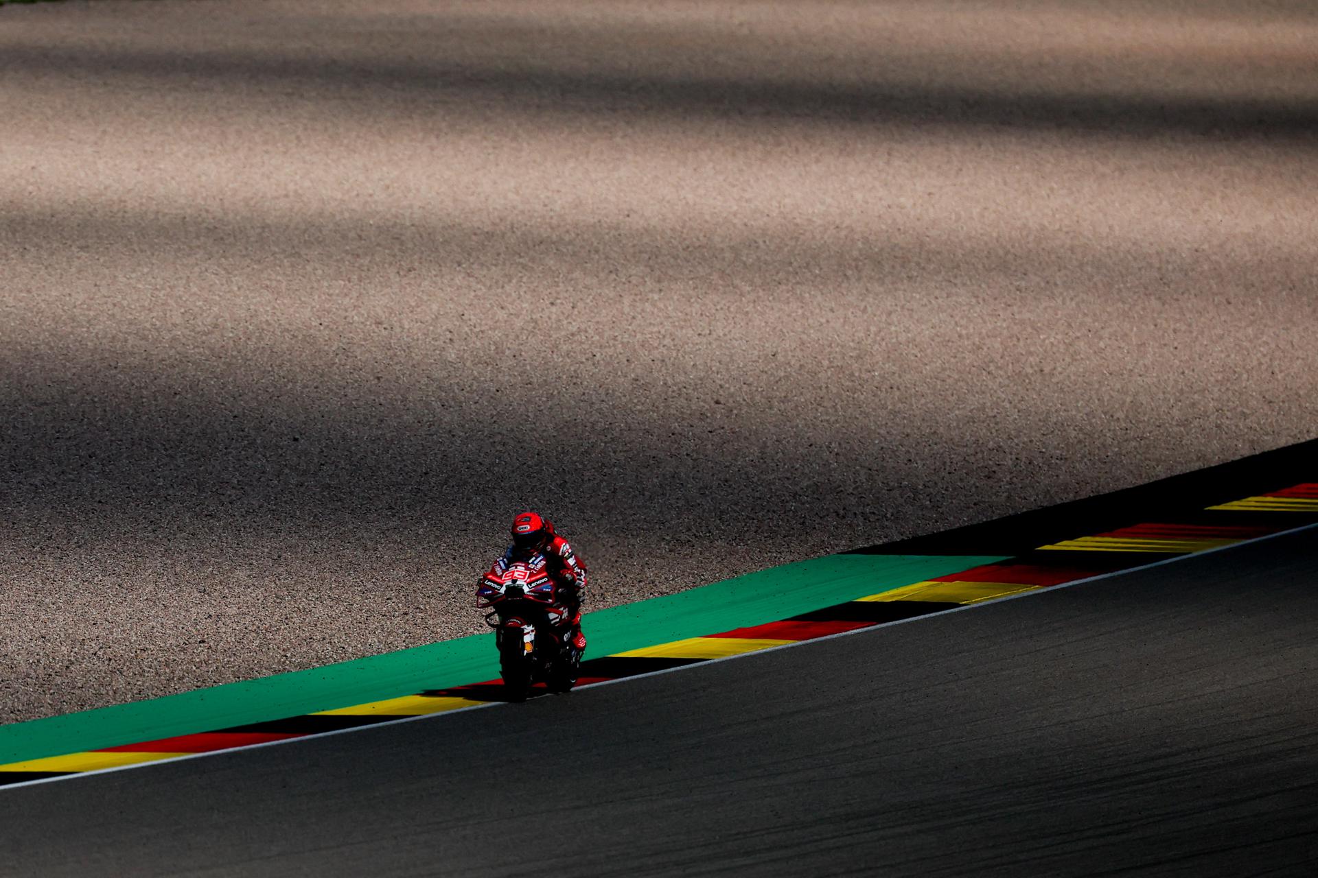 El español Marc Márquez, piloto de Ducati Lenovo Team, en acción durante la clasificación del Gran Premio de Motociclismo de Alemania en el circuito de carreras de Sachsenring, en Hohenstein-Ernstthal, Alemania.EFE/EPA/FILIP SINGER