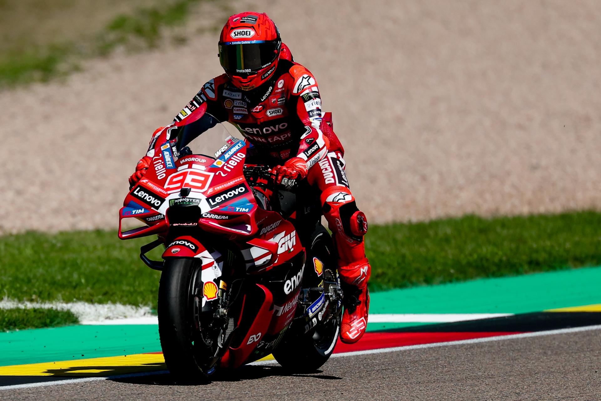 El español Marc Márquez, piloto de Ducati Lenovo Team, en acción durante la clasificación del Gran Premio de Motociclismo de Alemania en el circuito de carreras de Sachsenring, en Hohenstein-Ernstthal, Alemania.EFE/EPA/FILIP SINGER
