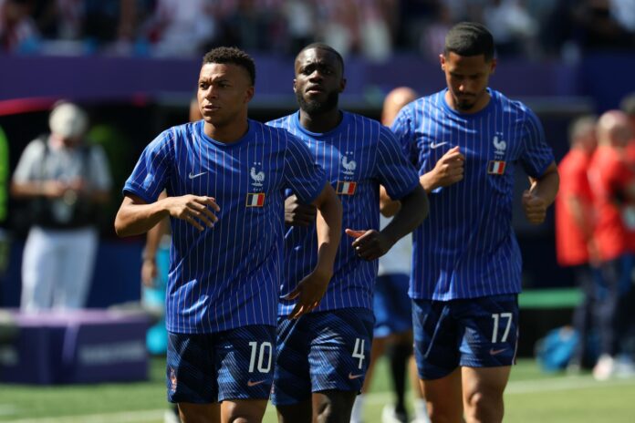 Mbappe, junto a Dayot Upamecano y William Saliba, en una foto durante el Mundial 2026 EFE/EPA/SARAH YENESEL
