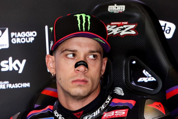 El piloto italiano de MotoGP Marco Bezzecchi, de Aprilia Racing, antes de la segunda sesión de entrenamientos libres del Gran Premio de Motociclismo de Alemania en el circuito de carreras de Sachsenring en Hohenstein-Ernstthal. EFE/EPA/FILIP SINGER
