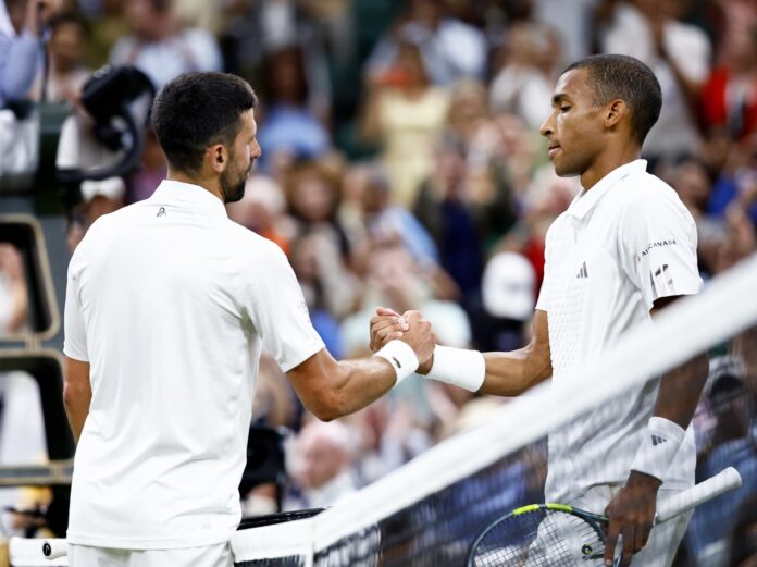 El tenista serbio Novak Djokovic es felicitado por el canadiense Félix Auger Aliassime tras ganar su partido de cuartos de final de Wimbledon en Londres, Gran Bretaña. EFE/EPA/TOLGA AKMEN
