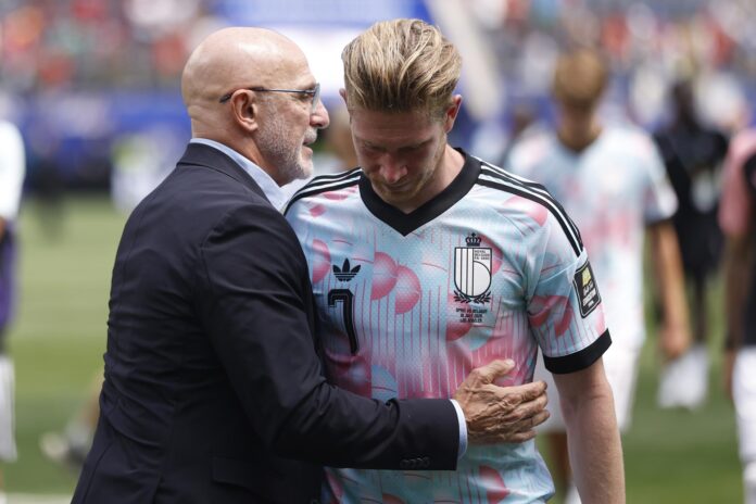El jugador belga Kevin De Bruyne es consolado por el selecciondor de España, Luis de la Fuente, tras el partido de cuartos de final del Mundial de Fútbol 2026 entre España y Bélgica, disputado en Los Ángeles, EE.UU. EFE/EPA/CHRISTOPHER TORRES
