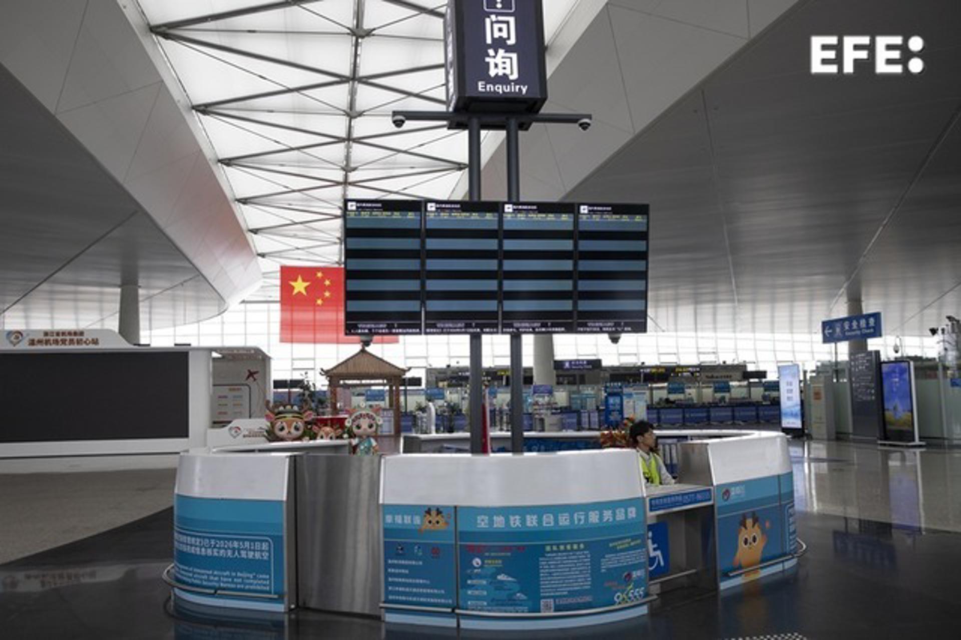 WENZHOU (China), 11/07/2026.- Se observan pantallas vacías debido a la cancelación de vuelos en la terminal de salidas nacionales del aeropuerto de Wenzhou, ante la llegada del tifón Bavi, en Wenzhou (provincia de Zhejiang, China), el 11 de julio de 2026. EFE/EPA/ANDRES MARTINEZ CASARES