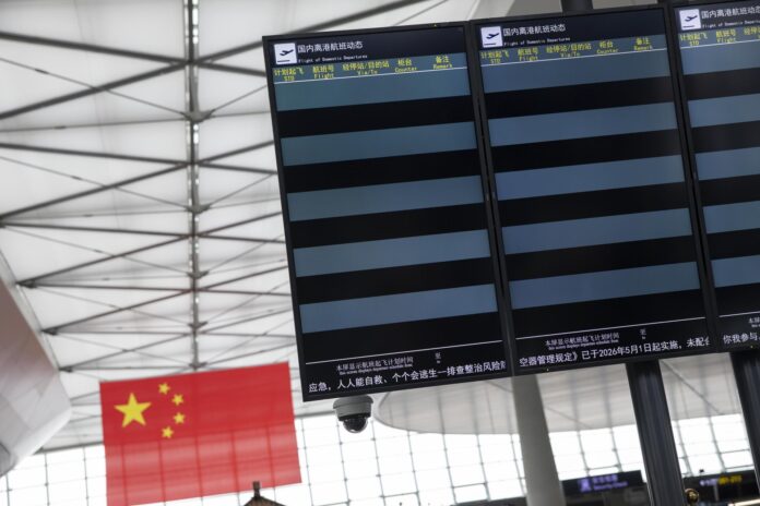 Pantallas vacías debido a los vuelos cancelados en la terminal de salidas nacionales del aeropuerto de Wenzhou ante el paso del tifón Bavi, en Wenzhou, en la provincia china de Zhejiang (sureste). EFE/EPA/ANDRES MARTINEZ CASARES
