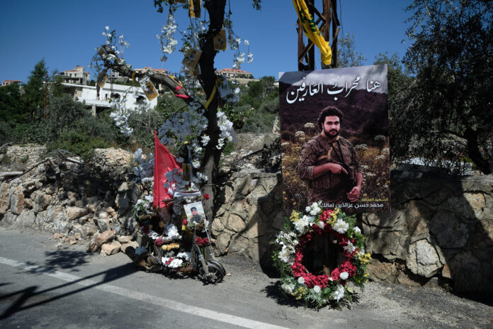 KAFRA (LÍBANO), 11/07/2026.- A apenas un kilómetro de las tropas israelíes que ocupan parte del sur del Líbano, los habitantes de Kafra conviven con el zumbido de los drones y la incertidumbre de no saber si la frágil calma durará unas horas o volverá a romperse, mientras intentan retomar su vida. EFE/Edgar Gutiérrez
