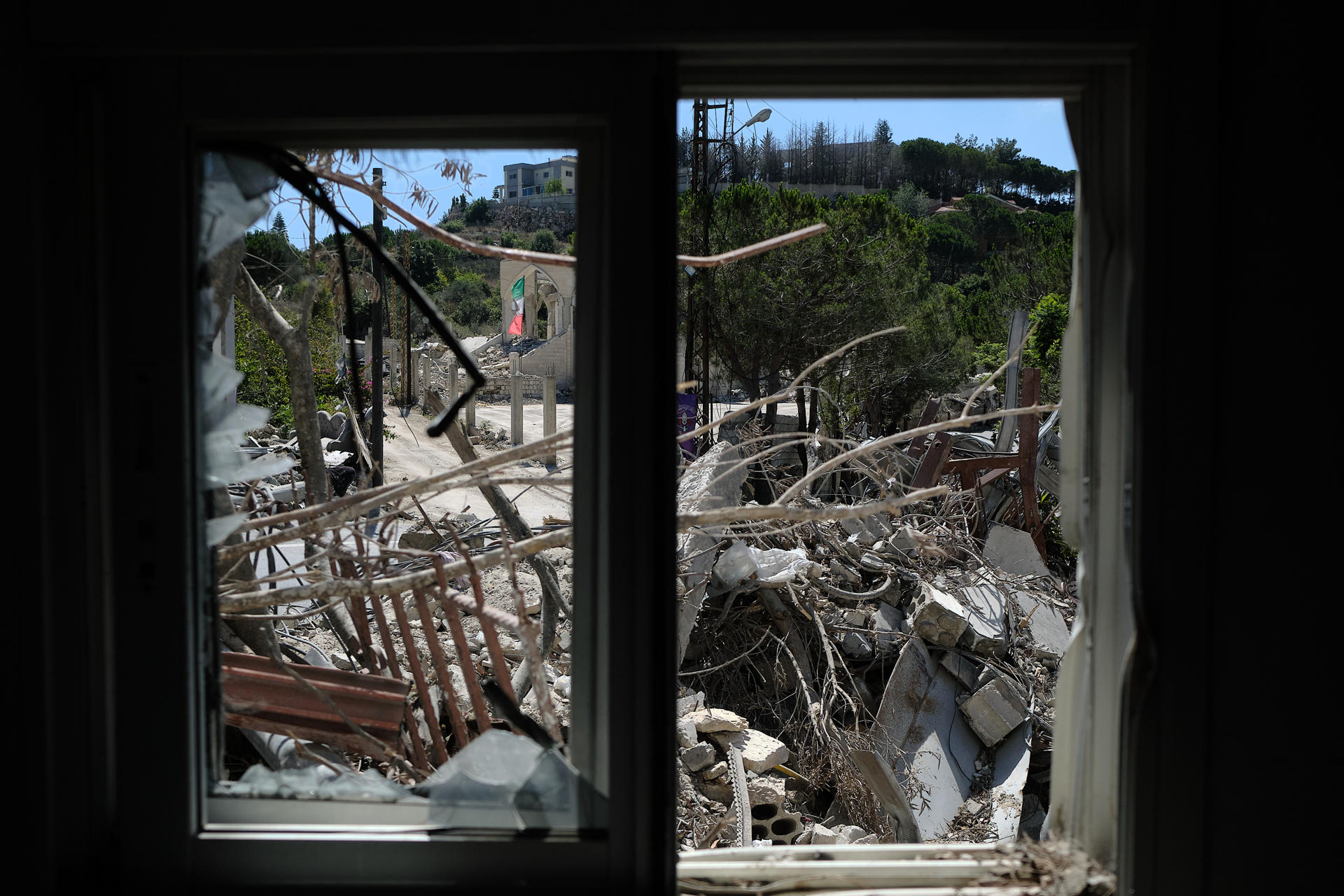 KAFRA (LÍBANO), 11/07/2026.- A apenas un kilómetro de las tropas israelíes que ocupan parte del sur del Líbano, los habitantes de Kafra conviven con el zumbido de los drones y la incertidumbre de no saber si la frágil calma durará unas horas o volverá a romperse, mientras intentan retomar su vida. EFE/Edgar Gutiérrez
