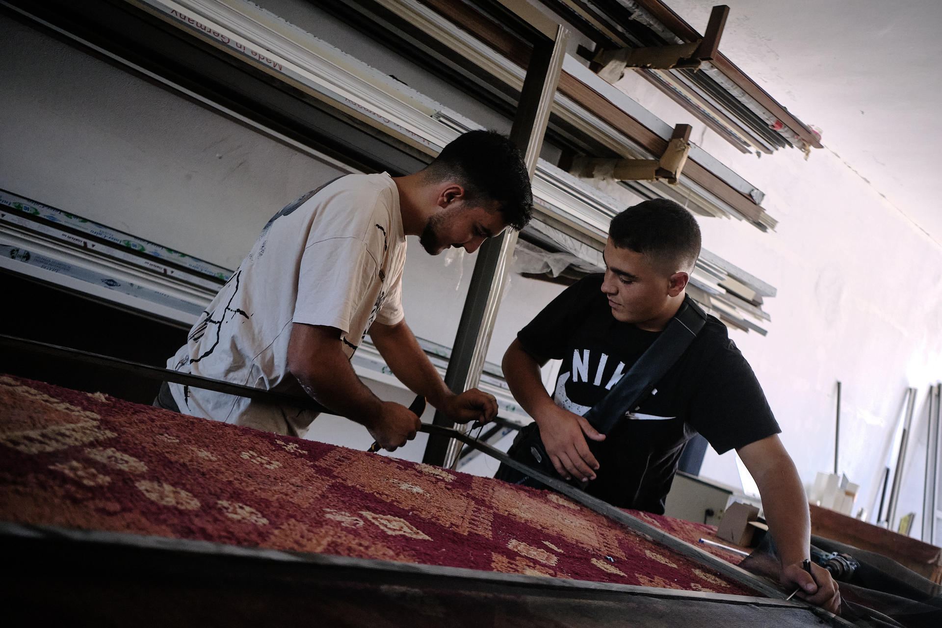 KAFRA (LÍBANO), 11/07/2026.- A apenas un kilómetro de las tropas israelíes que ocupan parte del sur del Líbano, los habitantes de Kafra conviven con el zumbido de los drones y la incertidumbre de no saber si la frágil calma durará unas horas o volverá a romperse, mientras intentan retomar su vida. EFE/Edgar Gutiérrez
