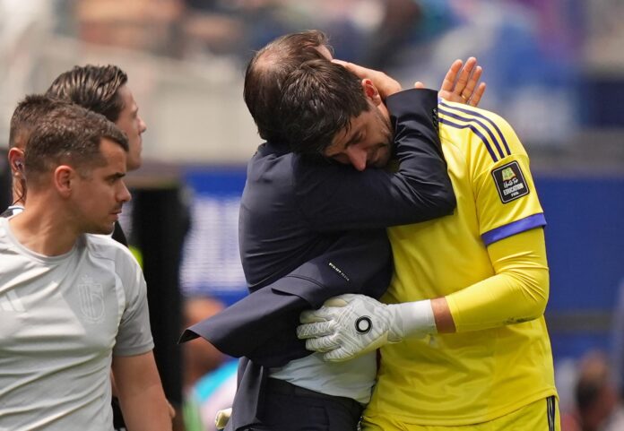 Rudi García abraza a Courtois, tras su cambio por lesión ante España. EFE/EPA/SCOTT STRAZZANTE
