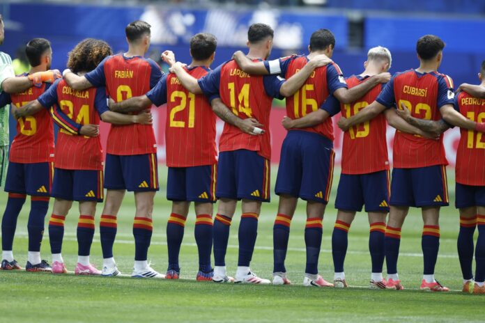 Los jugadores de España guardan un minuto de silencio por las víctimas de los incendios de Almería. EFE/EPA/CHRISTOPHER TORRES
