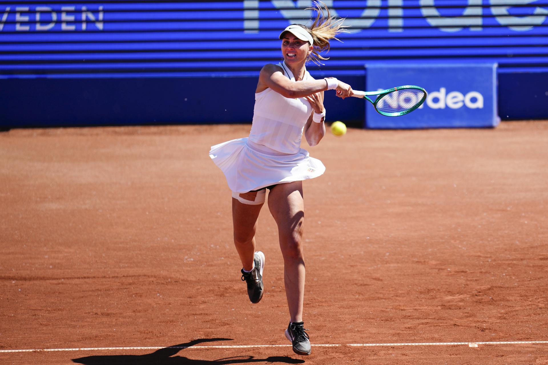 La tenista española Paula Badosa golpea la bola durante la final del torneo de Bastad (Suecia) ante la suiza Simona Waltert. EFE/EPA/BJORN LARSSON ROSVALL

